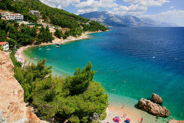 Mimice - oblázková pláž, Omišská riviéra, Chorvatsko