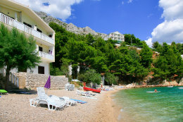 Mimice - oblázková pláž, Omišská riviéra, Chorvatsko