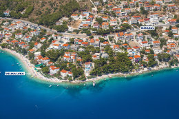 Staniči - letecký pohled, Omišská riviéra, Chorvatsko