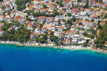 Staniči - letecký pohled, Omišská riviéra, Chorvatsko