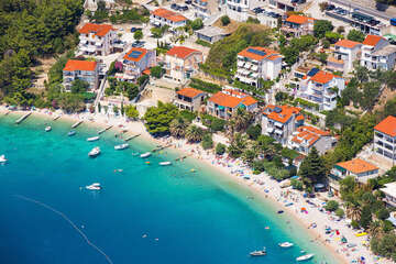 Staniči - letecký pohled na pláž Velika Luka, Omišská riviéra, Chorvatsko