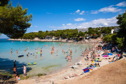 Murter - písčitooblázková pláž Slanica, ostrov Murter, Chorvatsko