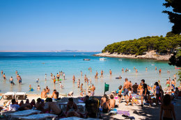 Murter - písčitooblázková pláž Slanica, ostrov Murter, Chorvatsko