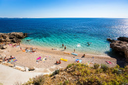 Dingač - Borak - oblázková pláž pod domem Zorana, Pelješac, Chorvatsko