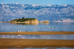Rajska plaža a ostrůvek Lukovac, Lopar, ostrov Rab, Chorvatsko