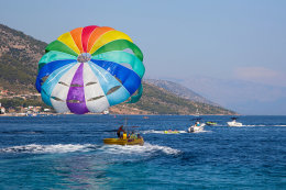 Bol - parasailing u pláže Zlatni rat, ostrov Brač, Chorvatsko