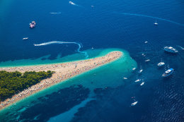 Bol - pláž Zlatni rat, ostrov Brač, Chorvatsko