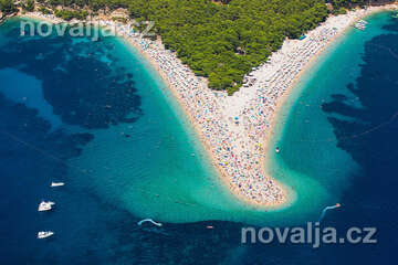 Bol - pláž Zlatni rat, ostrov Brač, Chorvatsko