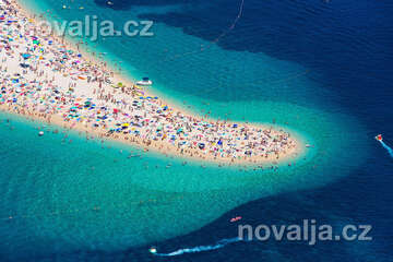 Bol - pláž Zlatni rat, ostrov Brač, Chorvatsko