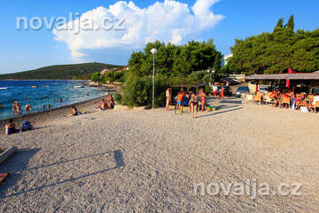 Maslinica - plážové bary, ostrov Šolta, Chorvatsko