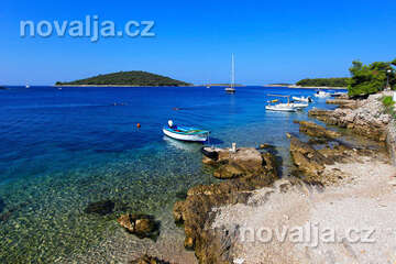 Maslinica - pláže, ostrov Šolta, Chorvatsko