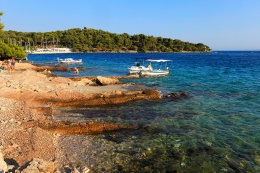 Maslinica - pláže, ostrov Šolta, Chorvatsko