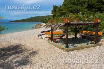 Maslinica - pískoviště u pláže, ostrov Šolta, Chorvatsko