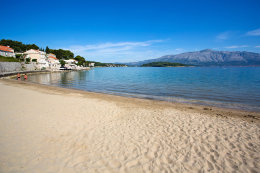 Lumbarda - písečná pláž Tatinja, ostrov Korčula, Chorvatsko