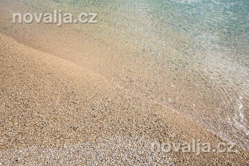 Prižba - písčitooblázková pláž Vela plaža, ostrov Korčula, Chorvatsko