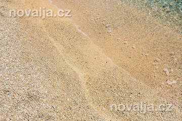 Prižba - písčitooblázková pláž Vela plaža na poloostrově Ratac, ostrov Korčula, Chorvatsko