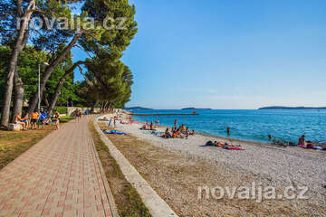 Fažana - oblázková pláž San Lorenzo, Istrie, Chorvatsko