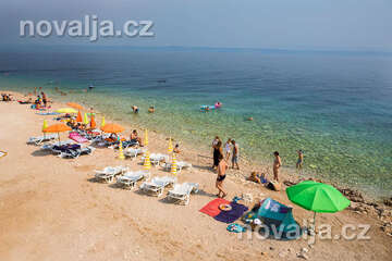 Prigradica - oblázková pláž v centru za velkým molem, ostrov Korčula, Chorvatsko