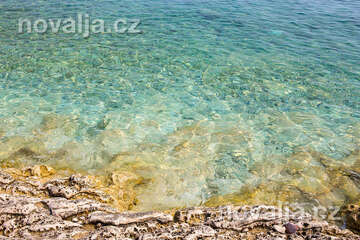 Prigradica - oblázková pláž v centru za velkým molem, ostrov Korčula, Chorvatsko