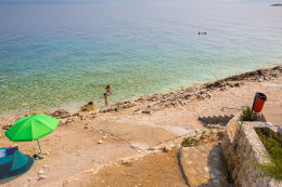 Prigradica - oblázková pláž v centru za velkým molem, ostrov Korčula, Chorvatsko