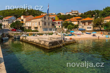 Prigradica - menší oblázková pláž v srdci zálivu, ostrov Korčula