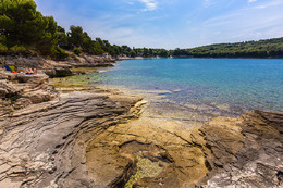 Pula - Banjole - ploché kameny, poloostrov Istrie, Chorvatsko