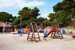 Sv. Filip i Jakov - dětské hřiště u pláže, Chorvatsko