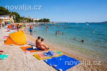 Sv. Filip i Jakov - oblázkové pláže v centru letoviska, Chorvatsko