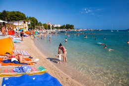 Sv. Filip i Jakov - oblázkové pláže v centru letoviska, Chorvatsko