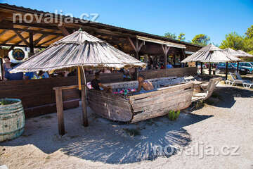 Sabunike - bar u písečné pláže, Zadarská riviéra, Chorvatsko