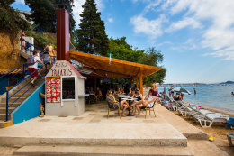 Sv. Filip i Jakov - bar u písečné pláže, Chorvatsko