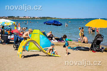 Nin - skluzavka pro děti na písečné pláži Ninska laguna, Zadarská riviéra, Chorvatsko