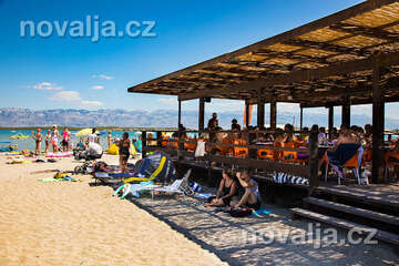 Nin - restaurace u písečné pláže Ninska laguna, Zadarská riviéra, Chorvatsko