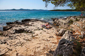 Přírodní ploché kameny v zátoce Soline, Biograd na Moru, Chorvatsko