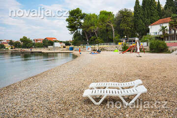 Sukošan - pláž Dječji raj, Zadarská riviéra, Chorvatsko