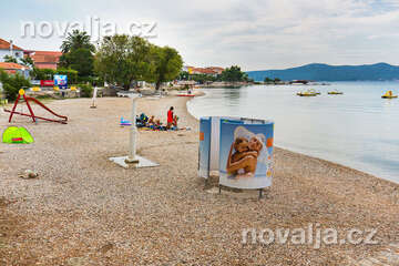 Sukošan - pláž Dječji raj, Zadarská riviéra, Chorvatsko