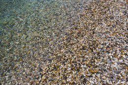 Sukošan - barevné oblázky na pláži, Zadarská riviéra, Chorvatsko