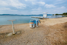 Sukošan - pláž Dječji raj, Zadarská riviéra, Chorvatsko