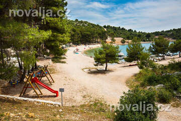 Letovisko Drage - oblázková pláž Porat, Zadarská riviéra, Chorvatsko