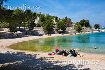 Letovisko Drage - oblázková pláž u kempu, Zadarská riviéra, Chorvatsko