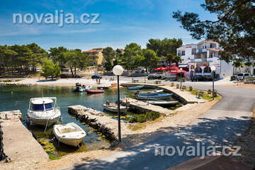 Letovisko Drage - oblázková pláž u přístavu, Zadarská riviéra, Chorvatsko