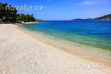 Ražanj - oblázková pláž Varoš, Šibenická riviéra, Chorvatsko