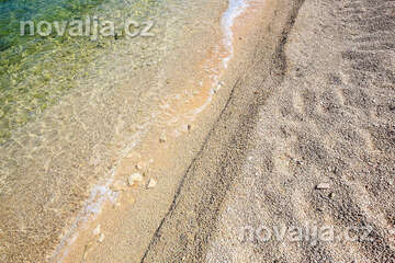 Ražanj - oblázková pláž Varoš, Šibenická riviéra, Chorvatsko