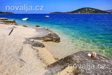 Ražanj - oblázkové pláže, Šibenická riviéra, Chorvatsko