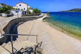 Ražanj - oblázková pláž Ljoljinica-Mezaroca, Šibenická riviéra, Chorvatsko