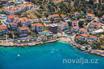 Ražanj - oblázková pláž Ljoljinica-Mezaroca - letecký pohled, Šibenická riviéra, Chorvatsko