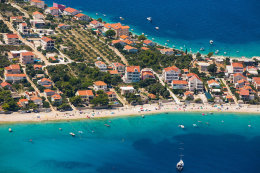 Sevid - letecký pohled, Trogirská riviéra, Chorvatsko