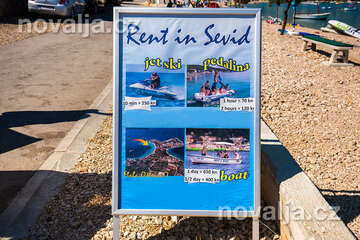 Sevid - půjčovna člunů a šlapadel na pláži, Trogirská riviéra, Chorvatsko