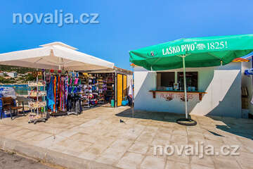 Sevid - občerstvení u pláže, Trogirská riviéra, Chorvatsko