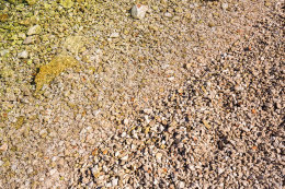 Sevid - oblázková pláž, Trogirská riviéra, Chorvatsko